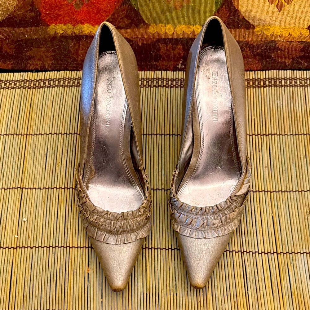 Enzo Angiolini social shoe, pointed with high heels, silver color.
